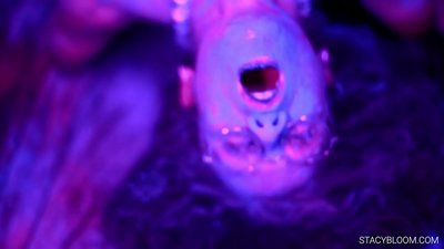 बच्चाले क्यामेरामा हस्तमैथुन गर्छ र आफूलाई चरम उत्तेजित गर्छ।